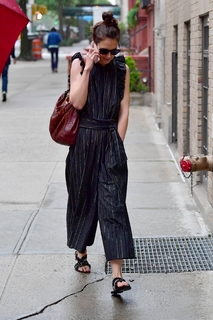 Katie Holmes feet photo thumbnail