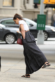 Katie Holmes feet photo thumbnail