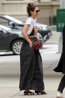 Katie Holmes feet photo thumbnail