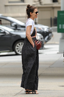 Katie Holmes feet photo thumbnail