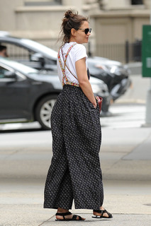 Katie Holmes feet photo thumbnail