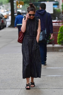 Katie Holmes feet photo thumbnail