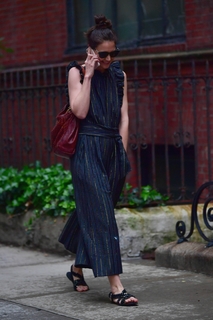 Katie Holmes feet photo thumbnail