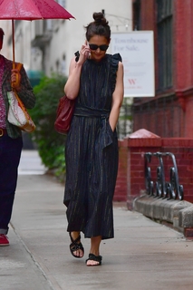 Katie Holmes feet photo thumbnail