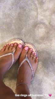 Kylie Jenner feet photo thumbnail