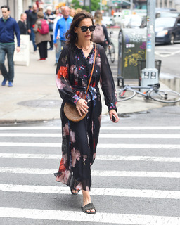 Katie Holmes feet photo thumbnail