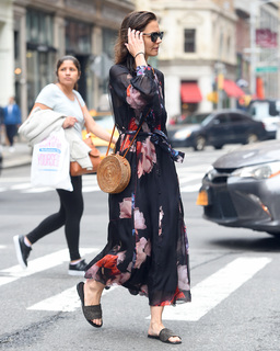 Katie Holmes feet photo thumbnail