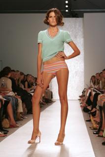 Izabel Goulart feet photo thumbnail