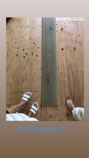 Kaley Cuoco feet photo thumbnail