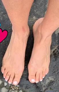 Tiffani Thiessen feet photo thumbnail