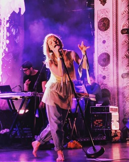 Aurora Aksnes feet photo thumbnail