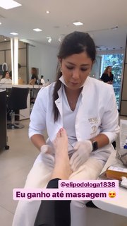 Larissa Manoela feet photo thumbnail