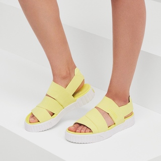 Selena Gomez feet photo thumbnail