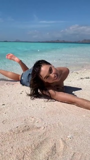 Alexis Ren feet photo thumbnail