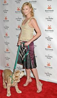 Charlize Theron feet photo thumbnail