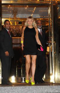 Fergie feet photo thumbnail