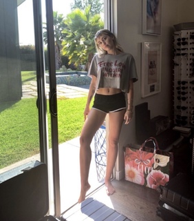 Miley Cyrus feet photo thumbnail