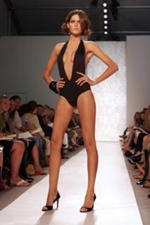 Izabel Goulart feet photo thumbnail