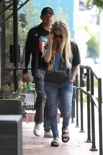Avril Lavigne feet photo thumbnail