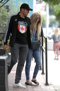 Avril Lavigne feet photo thumbnail