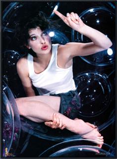 Milla Jovovich feet photo thumbnail