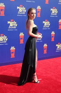 Sydney Sweeney feet photo thumbnail
