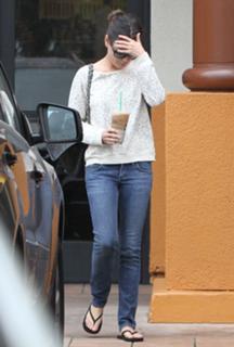 Mila Kunis feet photo thumbnail