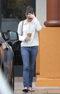 Mila Kunis feet photo thumbnail
