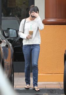 Mila Kunis feet photo thumbnail