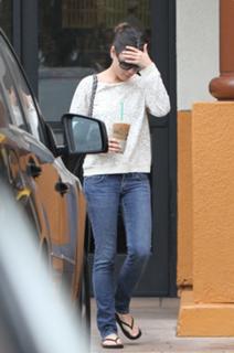 Mila Kunis feet photo thumbnail