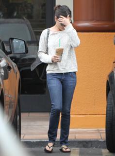 Mila Kunis feet photo thumbnail