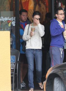 Mila Kunis feet photo thumbnail