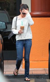 Mila Kunis feet photo thumbnail