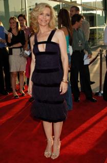 Leslie Mann feet photo thumbnail