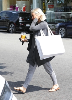 Julianne Hough feet photo thumbnail