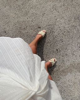Rosie Huntington-Whiteley feet photo thumbnail
