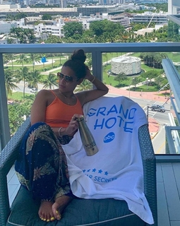 Rocsi Diaz feet photo thumbnail