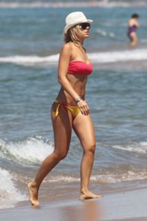 Ilary Blasi feet photo thumbnail