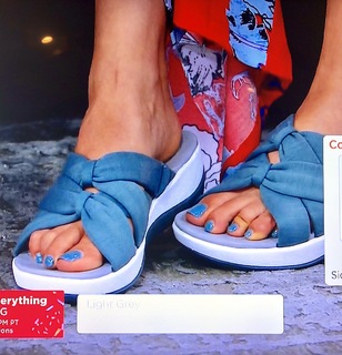 Courtney Khondabi feet photo thumbnail