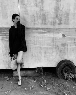 Isis Valverde feet photo thumbnail