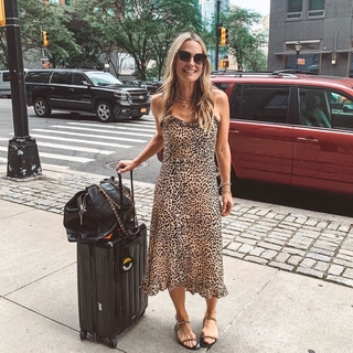 Molly Sims feet photo thumbnail