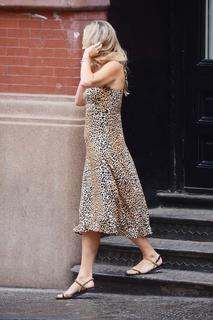 Molly Sims feet photo thumbnail