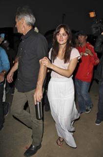 Leighton Meester feet photo thumbnail