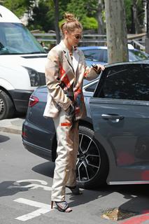 Gigi Hadid feet photo thumbnail