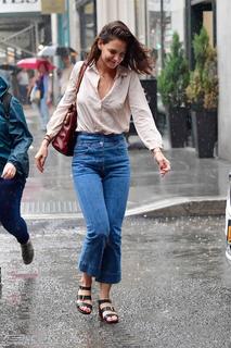 Katie Holmes feet photo thumbnail