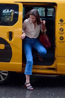 Katie Holmes feet photo thumbnail