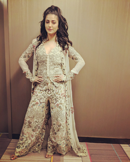 Shruti Haasan feet photo thumbnail