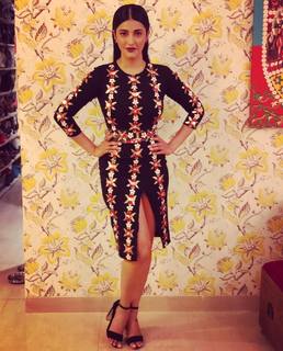 Shruti Haasan feet photo thumbnail