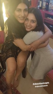 Shruti Haasan feet photo thumbnail