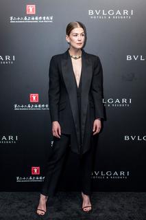 Rosamund Pike feet photo thumbnail